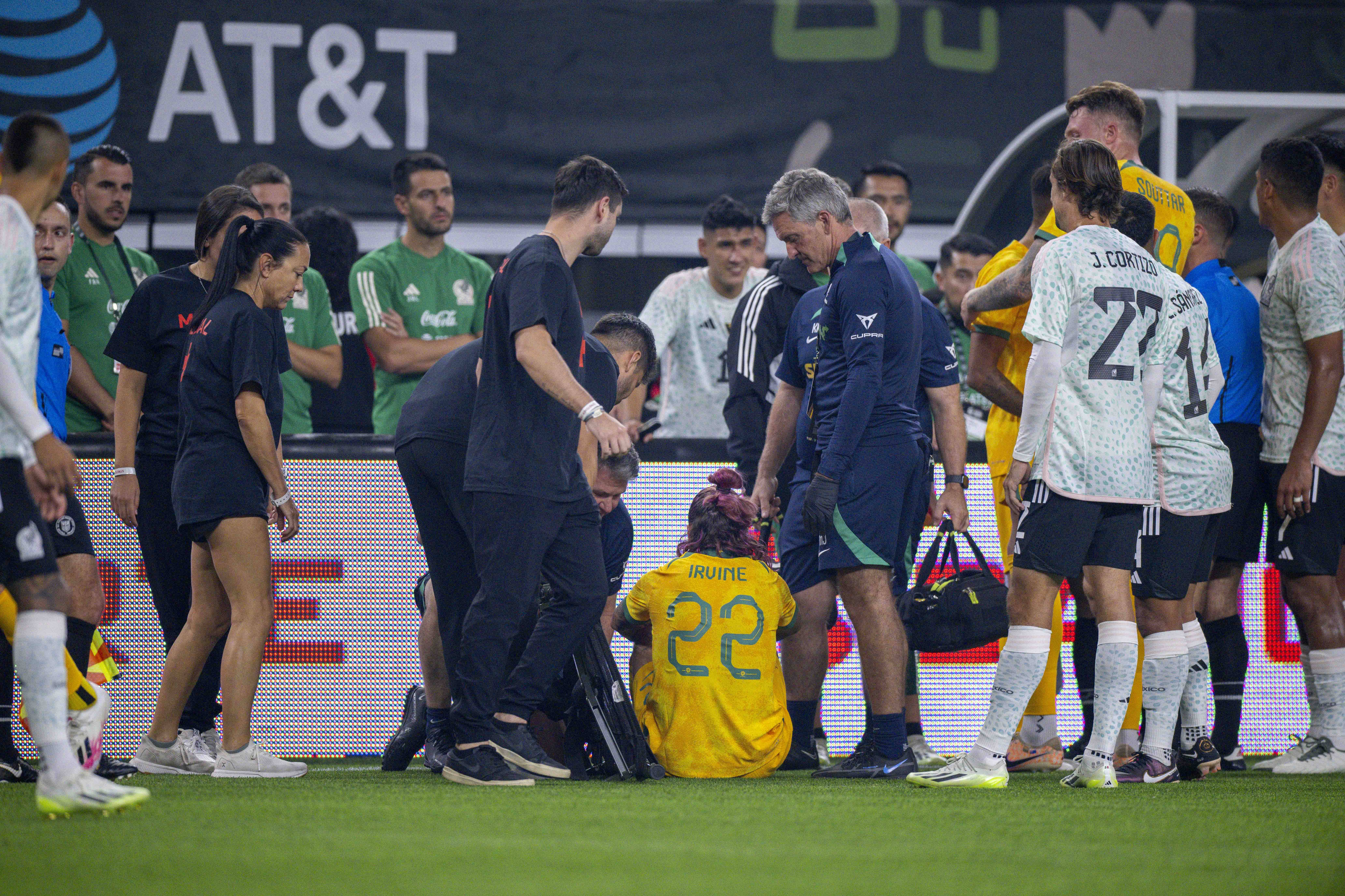 Jackson Irvine beim Länderspiel gegen Mexiko verletzt am Boden