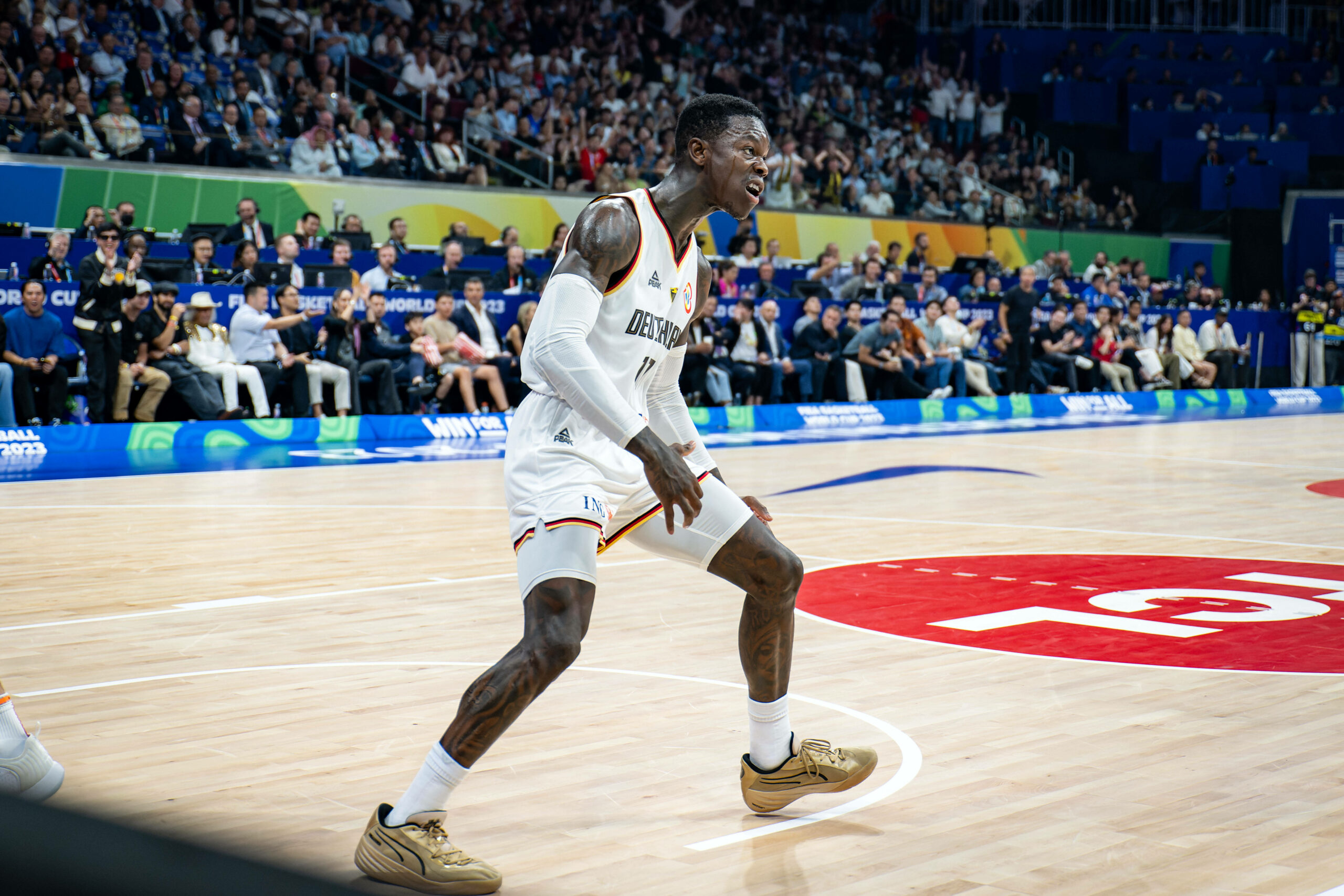 Dennis Schröder jubelt im Basketball-WM-Finale