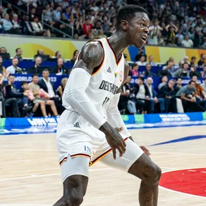 Dennis Schröder jubelt im Basketball-WM-Finale