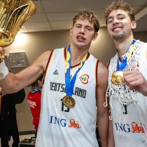 Moritz und Franz Wagner feiern WM-Gewinn