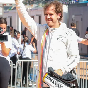 Sebastian Vettel winkt den Fans zu