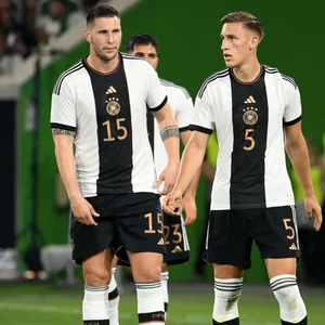 Niklas Süle und Nico Schlotterbeck zusammen auf dem Feld beim Spiel gegen Japan.