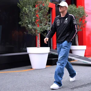 Mick Schumacher läuft durch das Fahrerlager