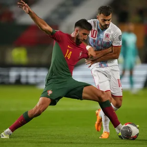 Danel Sinani im Zweikampf mit Goncalo Inacio