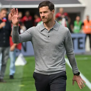 Xabi Alonso winkt