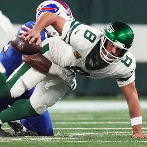 Aaron Rodgers wird von einem Gegenspieler zu Boden geworfen