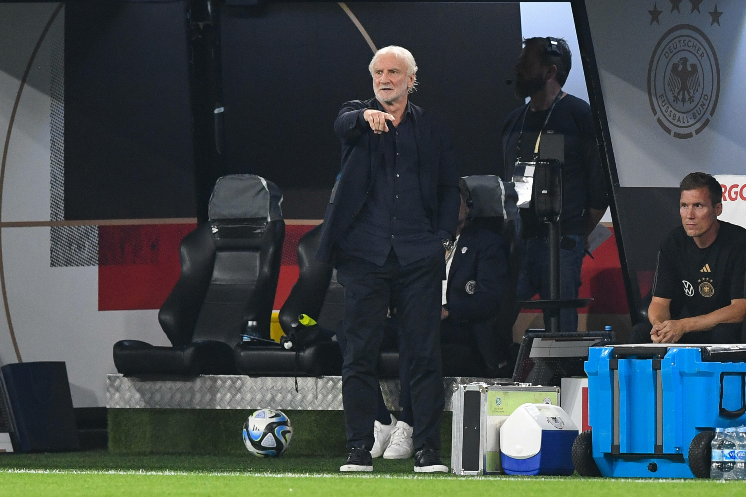 DFB-Interimstrainer Rudi Völler beim Spiel gegen Frankreich