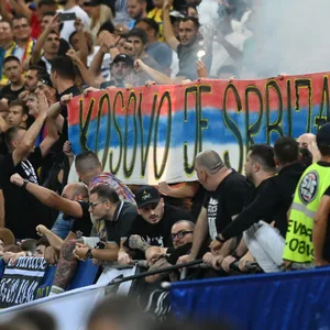 Rumänische Fans halten „Kosovo ist Serbien“-Banner bei EM-Qualifikationsspiel hoch.
