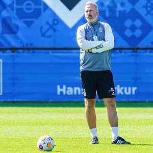 Tim Walter vor dem HSV Logo