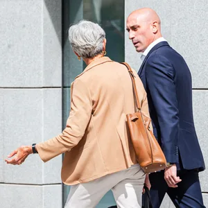 Luis Rubiales verlässt das Gerichtsgebäude