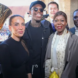 Dennis Schröder mit seiner Frau und seiner Mutter