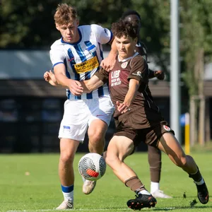 Jay Oliver Archard von St. Paulis U19 im Zweikampf