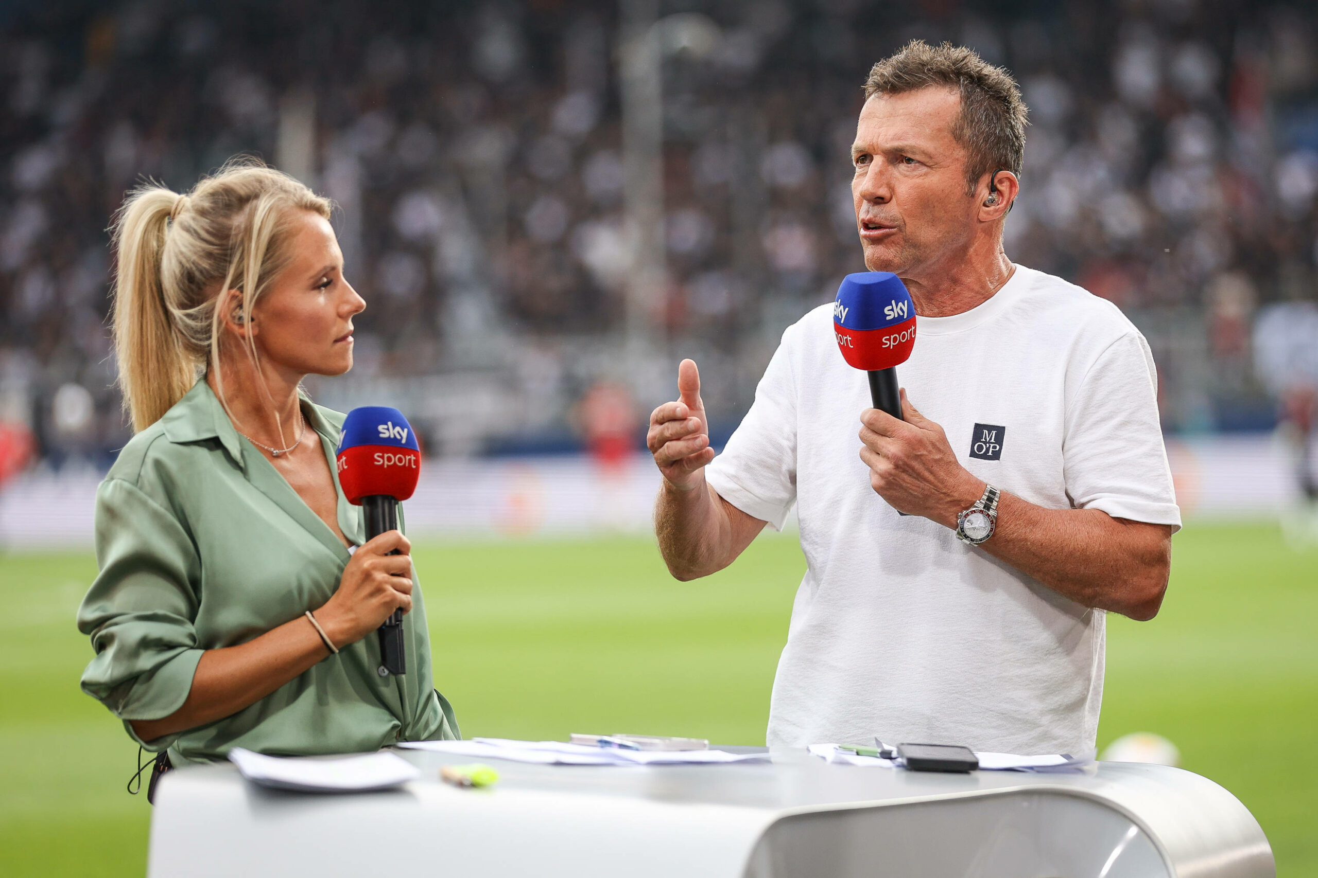 Lothar Matthäus spricht in ein Mikrofon