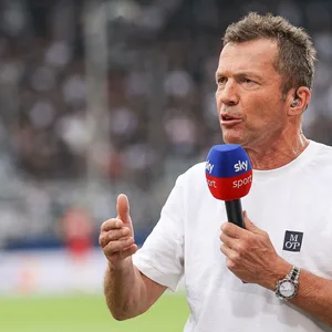 Lothar Matthäus spricht in ein Mikrofon