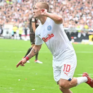 Lewis Holtby bejubelt sein Tor für Kiel beim FC St. Pauli