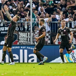 Fünf St.Pauli Spieler bejubeln ein Tor