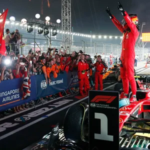 Carlos Sainz steht auf seinem Formel 1 Auto