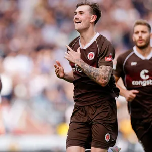 Connor Metcalfe jubelt über seinen Treffer zum 1:0 gegen Kiel.