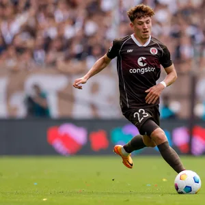 Philipp Treu spielt einen Ball