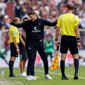 St. Pauli-Trainer Fabian Hürzeler beschwert sich über eine Schiedsrichterentscheidung