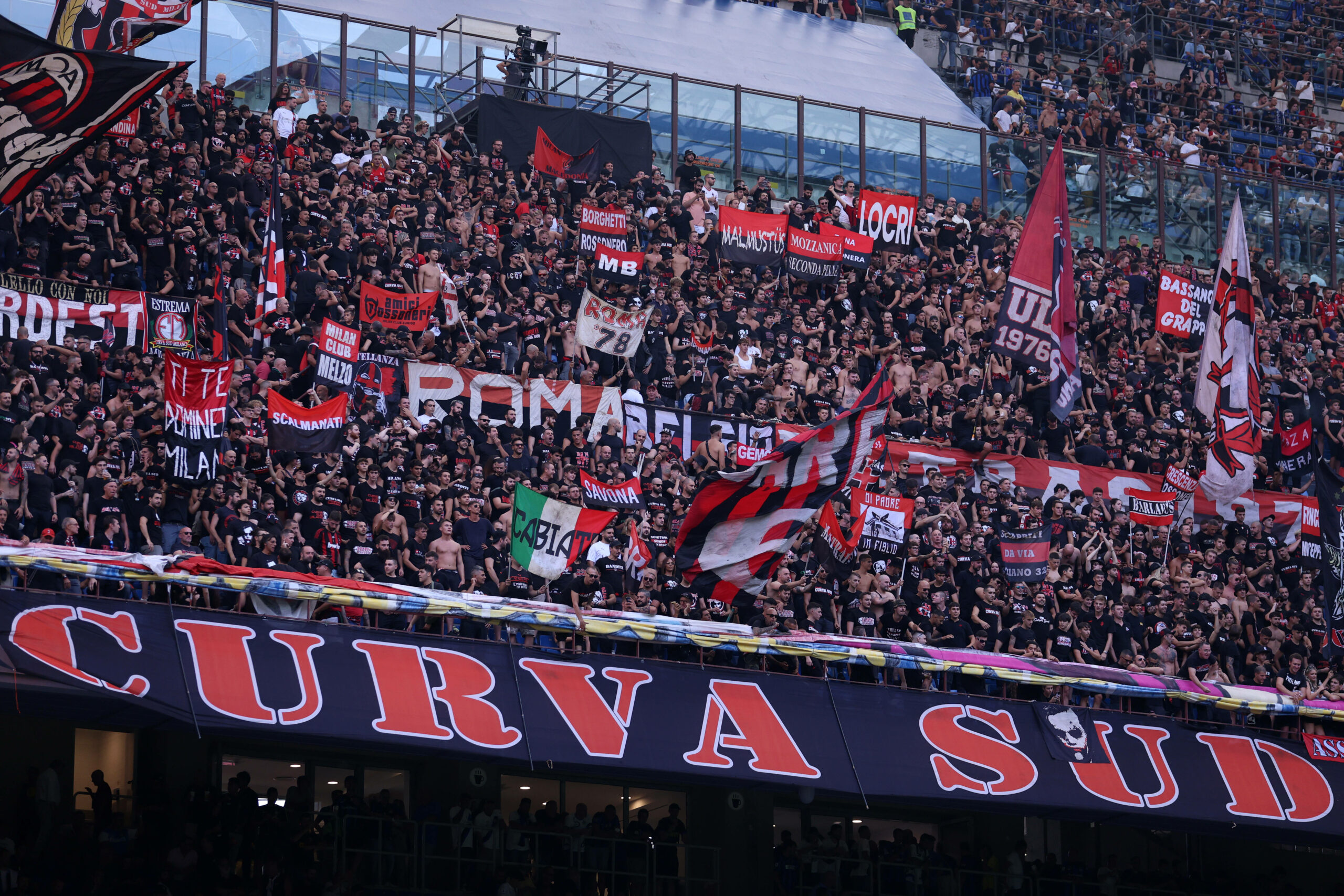 Die Südkurve im Stadion des AC Mailand