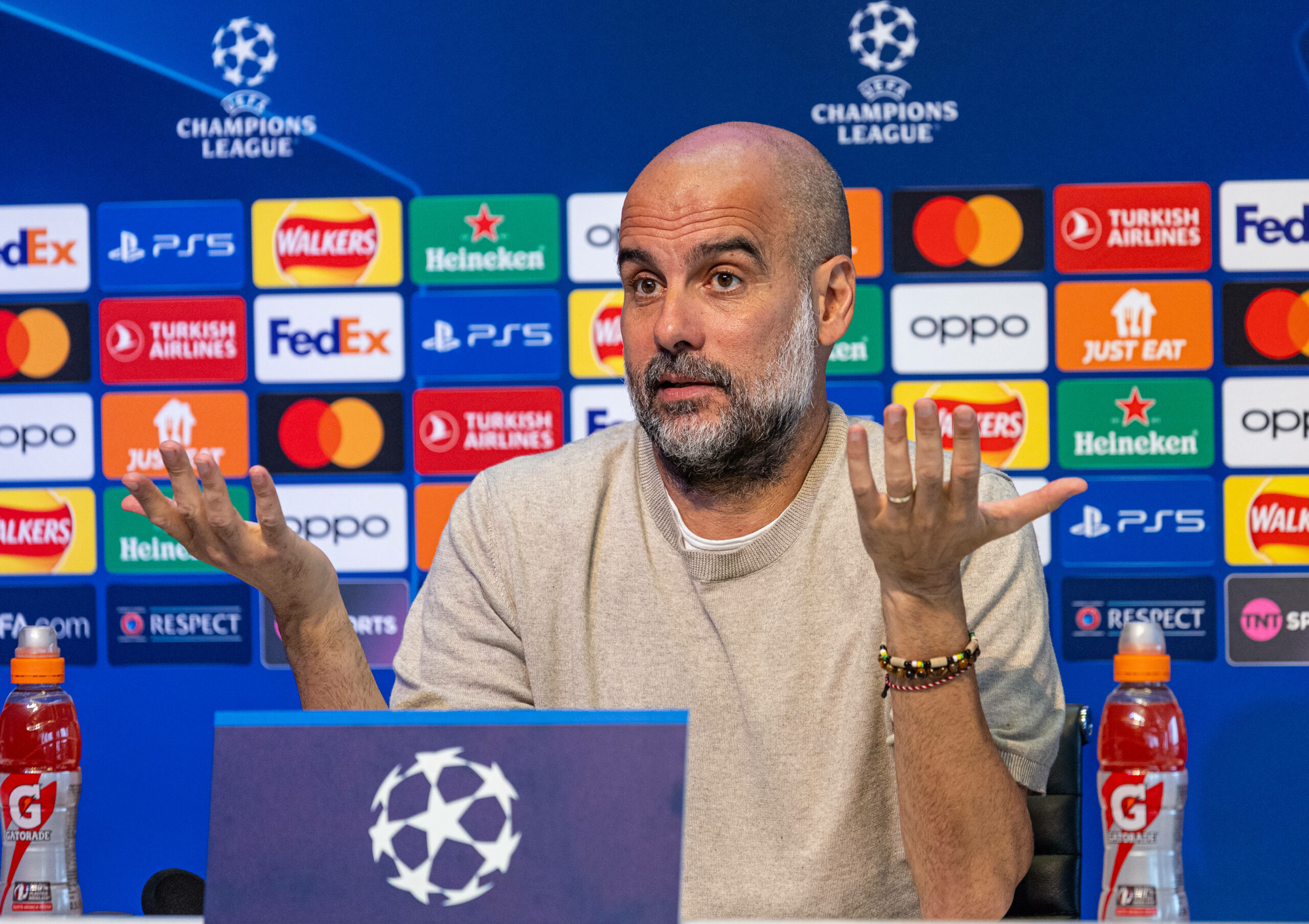 Pep Guardiola gestikuliert bei einer Pressekonferenz
