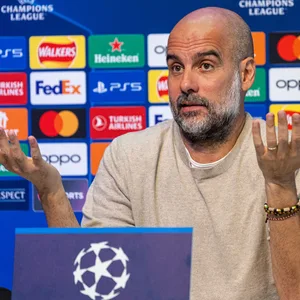 Pep Guardiola gestikuliert bei einer Pressekonferenz