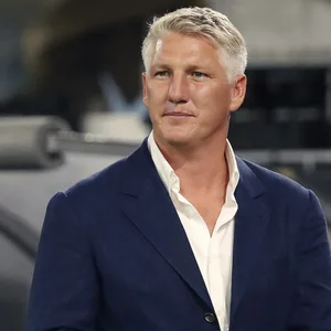 Bastian Schweinsteiger vor der Trainerbank
