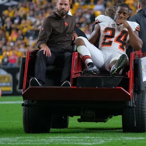 Nick Chubb wird verletzt vom Feld gefahren