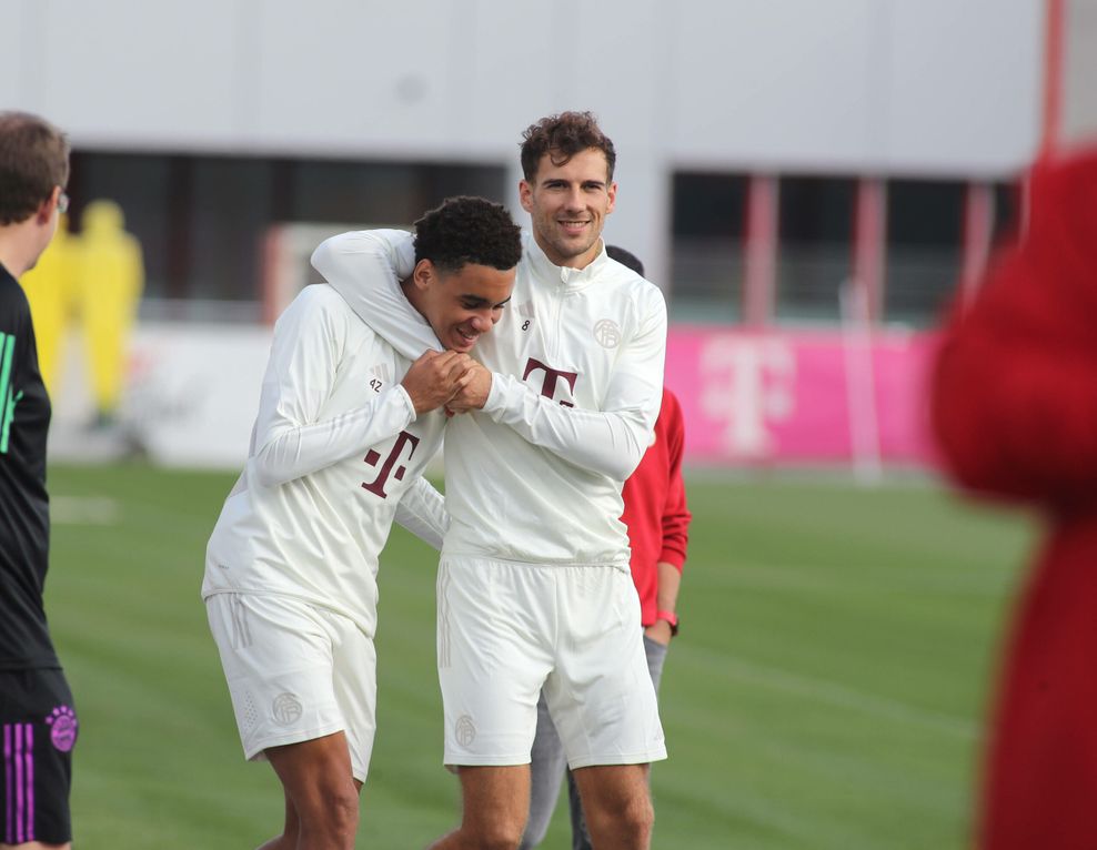 Jamal Musiala und Leon Goretzka beim Training