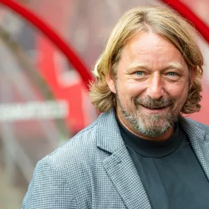 Sven Mislintat grinst