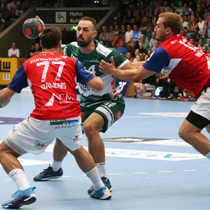 Dani Baijens und Niklas Weller blocken Göppingens Tim Kneule