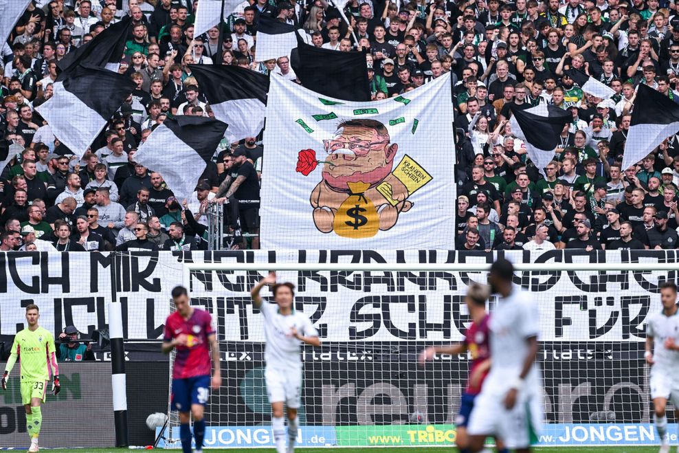 Banner gegen Max Eberl beim Spiel Mönchengladbach gegen RB Leipzig