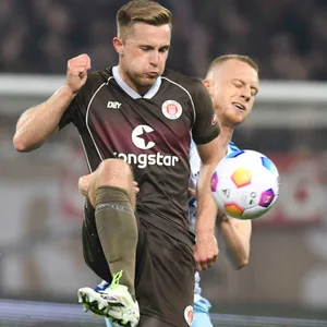 Johannes Eggestein im Zweikampf mit Schalkes Timo Baumgartl