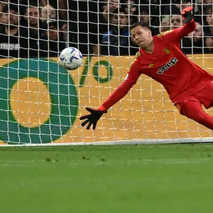 Wojciech Szczesny versucht einen Ball zu halten