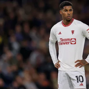 Marcus Rashford stemmt die Hände in die Hüften