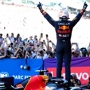 Max Verstappen jubelt auf seinem Auto