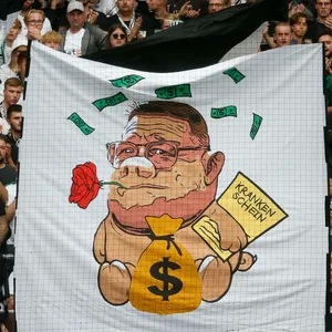Ein Schmähplakat zeigt Max Eberl als Schwein