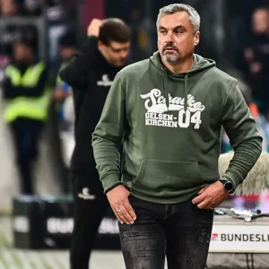 Thomas Reis enttäuscht am Feldrand