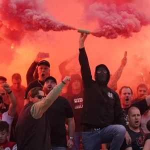 Ajax Amsterdam Fans mit einer Leuchtfackel