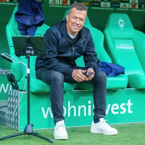 Lothar Matthäus sitzt auf der Bank von Werder Bremen