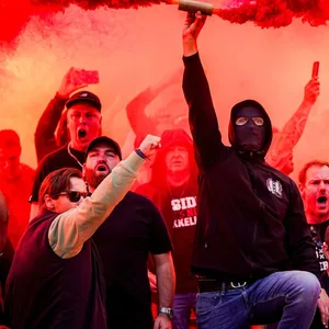 Ajax-Fans zünden Pytotechnik.