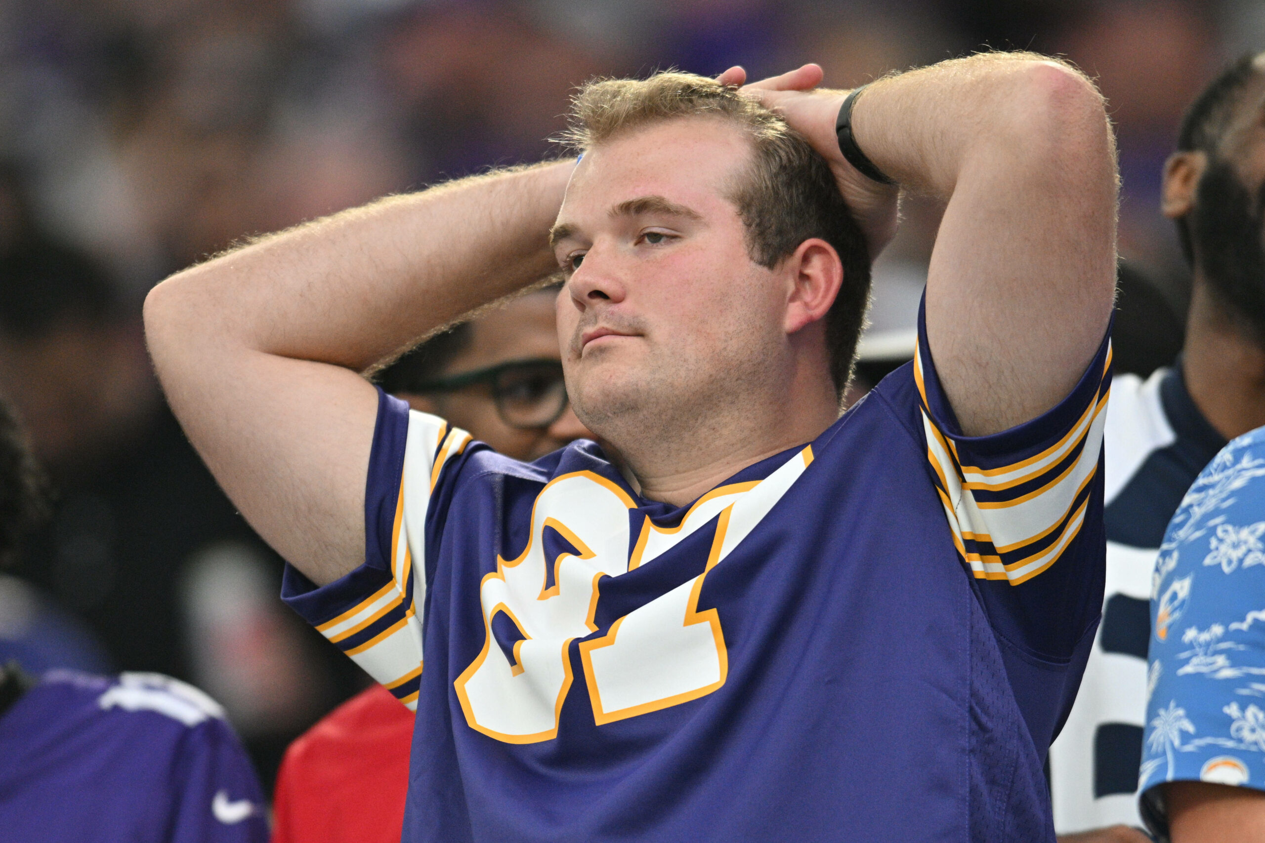 Vikings-Fans schlägt Hände über den Kopf im Spiel gegen die Chargers