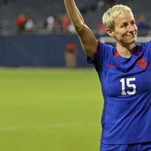 Megan Rapinoe mit erhobenen Armen