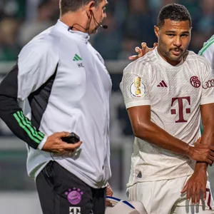 Serge Gnabry hält sich den gebrochenen Unterarm.