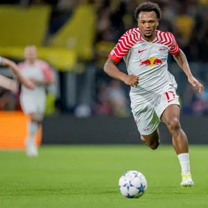 Lois Openda läuft zum Ball