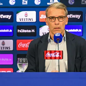 Peter Knäbel auf einer Pressekonferenz