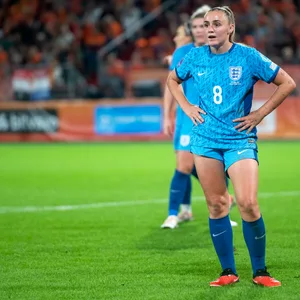 Georgia Stanway stemmt die Hände in die Hüften