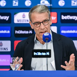 Schalke-Sportvorstand Peter Knäbel bei der Pressekonferenz nach Partie gegen den SC Paderborn