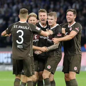 St. Pauli-Profis jubeln nach Schlusspfiff